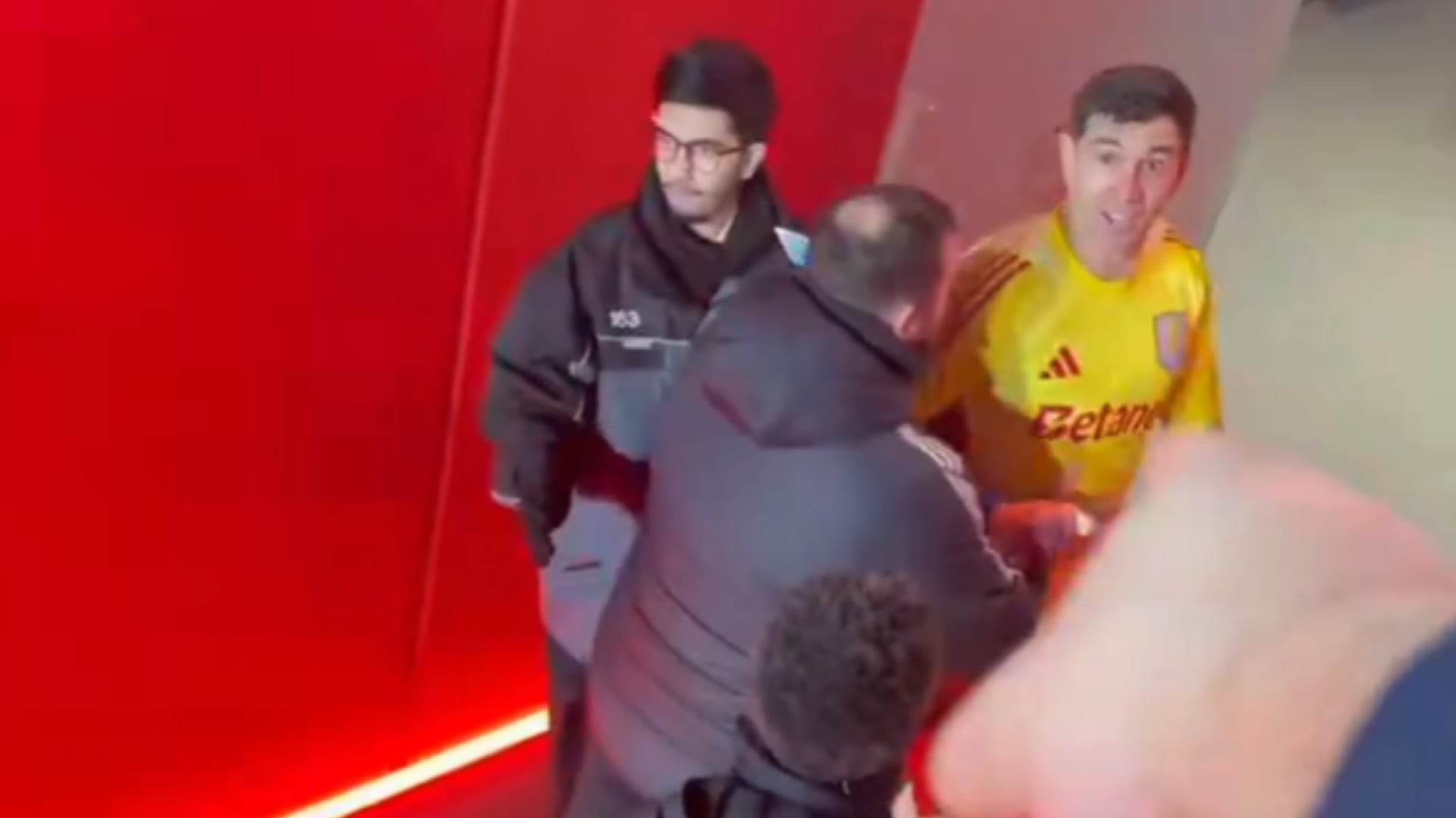 Dibu Martínez salió insultado por Arsenal, su anterior equipo, que poco le importó alguna vez amarlo