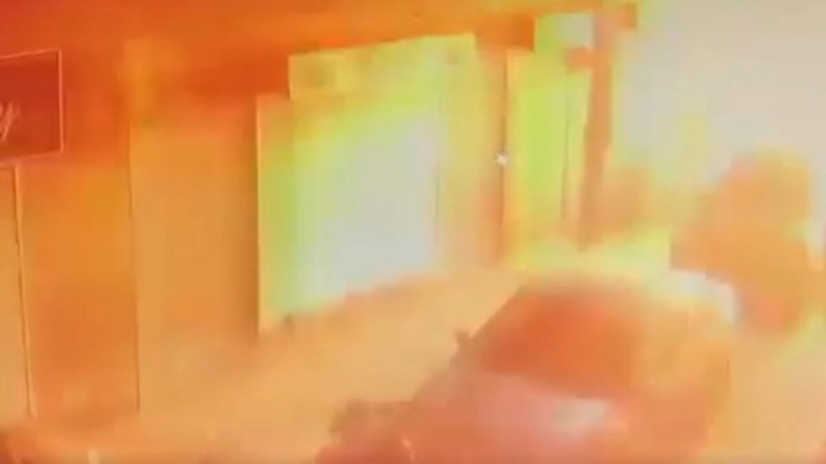 Foto del video del momento exacto de la explosión de la moto bomba en La Plata, Huila.