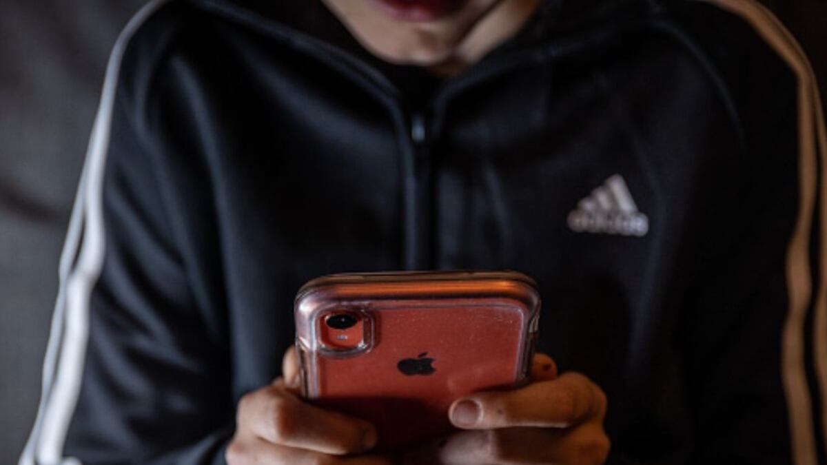 El hombre vio que su hijo estaba viendo el teléfono en su cama en lugar de descansar, quiso darle esta particular lección