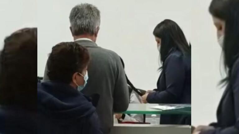 Captan a dos funcionarias haciéndose trenzas mientras pacientes esperaban