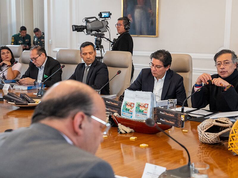 Petro frena subsidios a gasolina y limita la exportación de carne para proteger el bolsillo de los colombianos