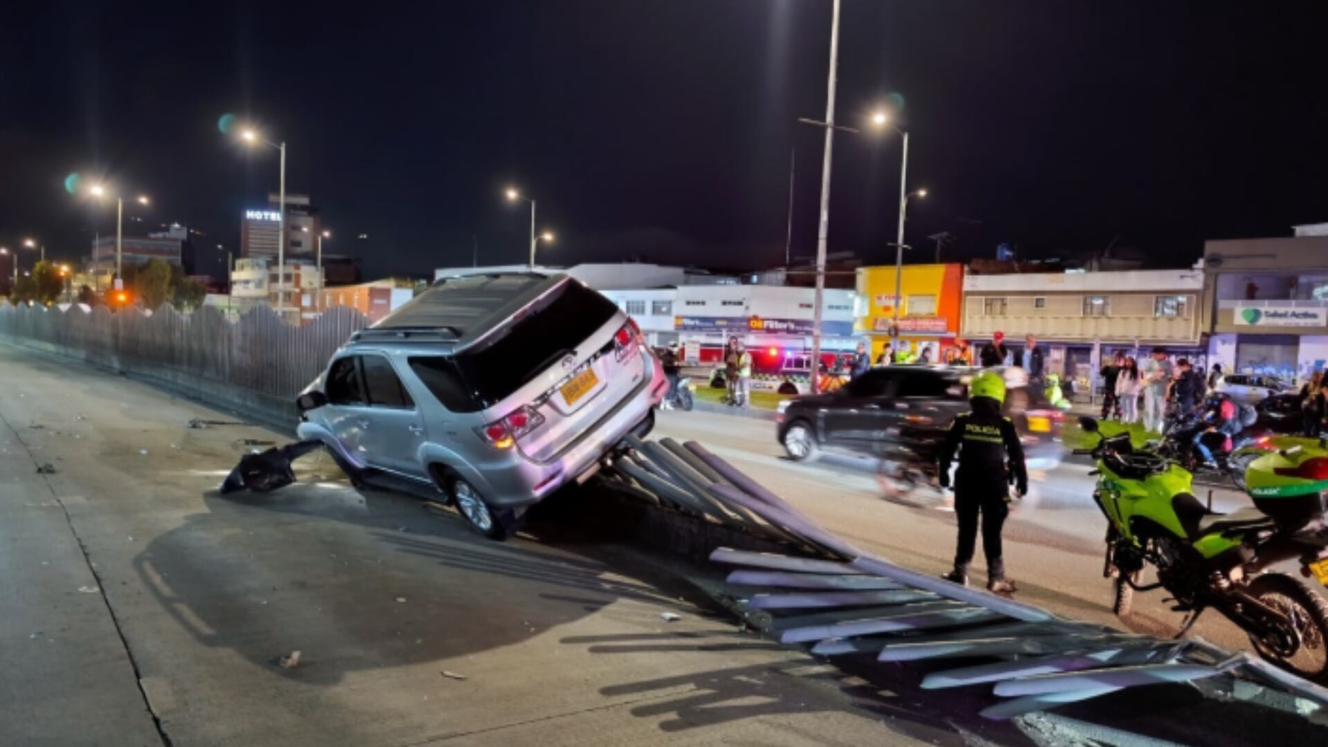 Camioneta se estrelló contra el separador de TransMilenio.