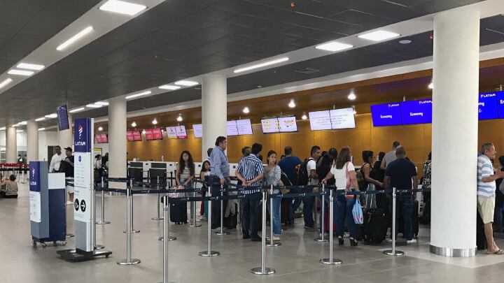 Por huecos y cráteres en la pista: Aeropuerto de Santa Marta estuvo cerrado por diez horas.
