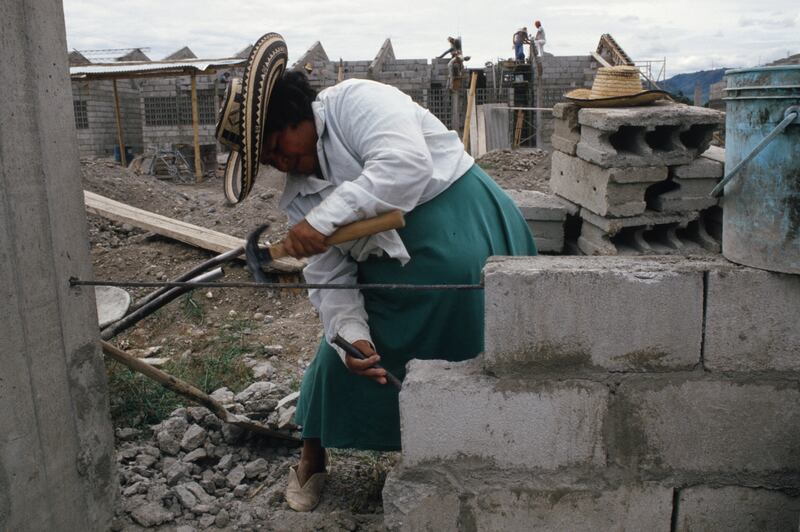 Guayabal, Barrio Suizo, proyecto de auto-construcción - Secuencia 2. Betty Elder.