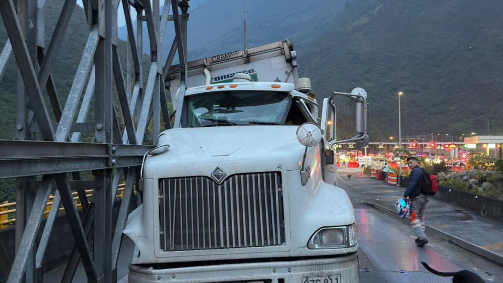 Emergencia en la Vía al Llano: Accidente de tractocamión genera cierre total este sábado