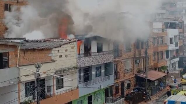 Fuerte incendio en la comuna 13 de Medellín, barrio 20 de Julio