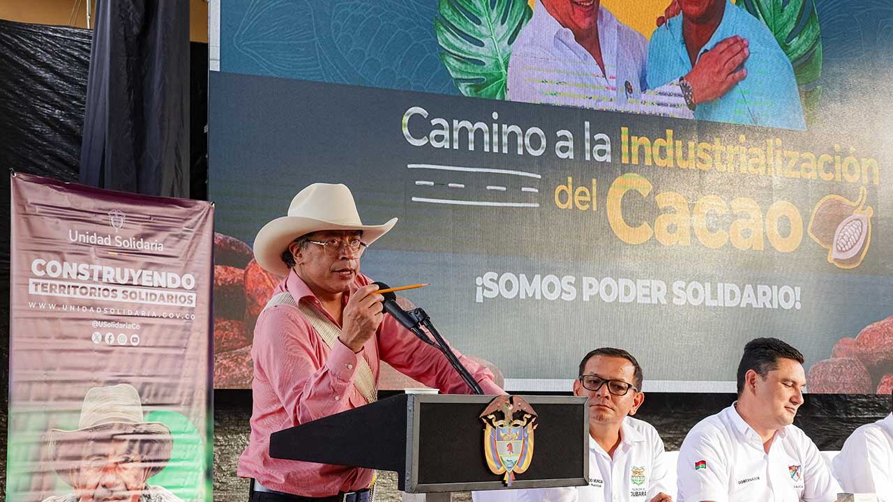 Según el presidente Petro, el congresista Mario Díaz-Balart se estaría juntando con narcotraficantes y no lo sabe