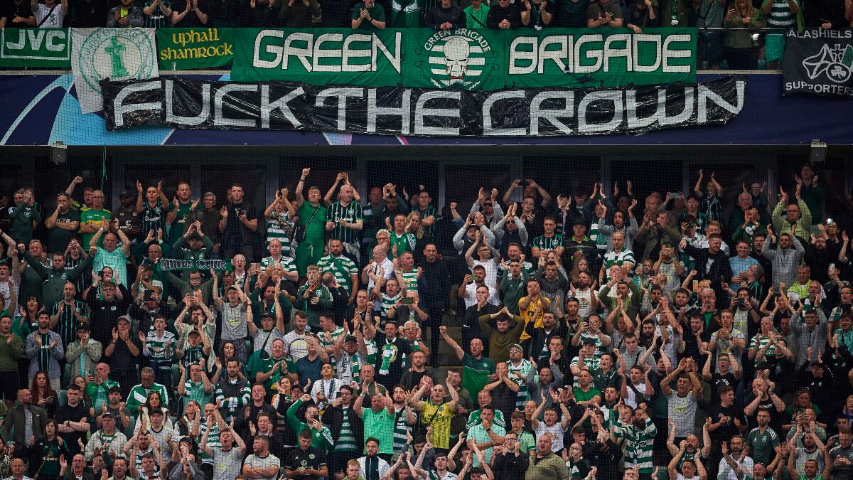 Hinchas del Celtic sabotearon épicamente el minuto de homenaje a la Reina Isabel