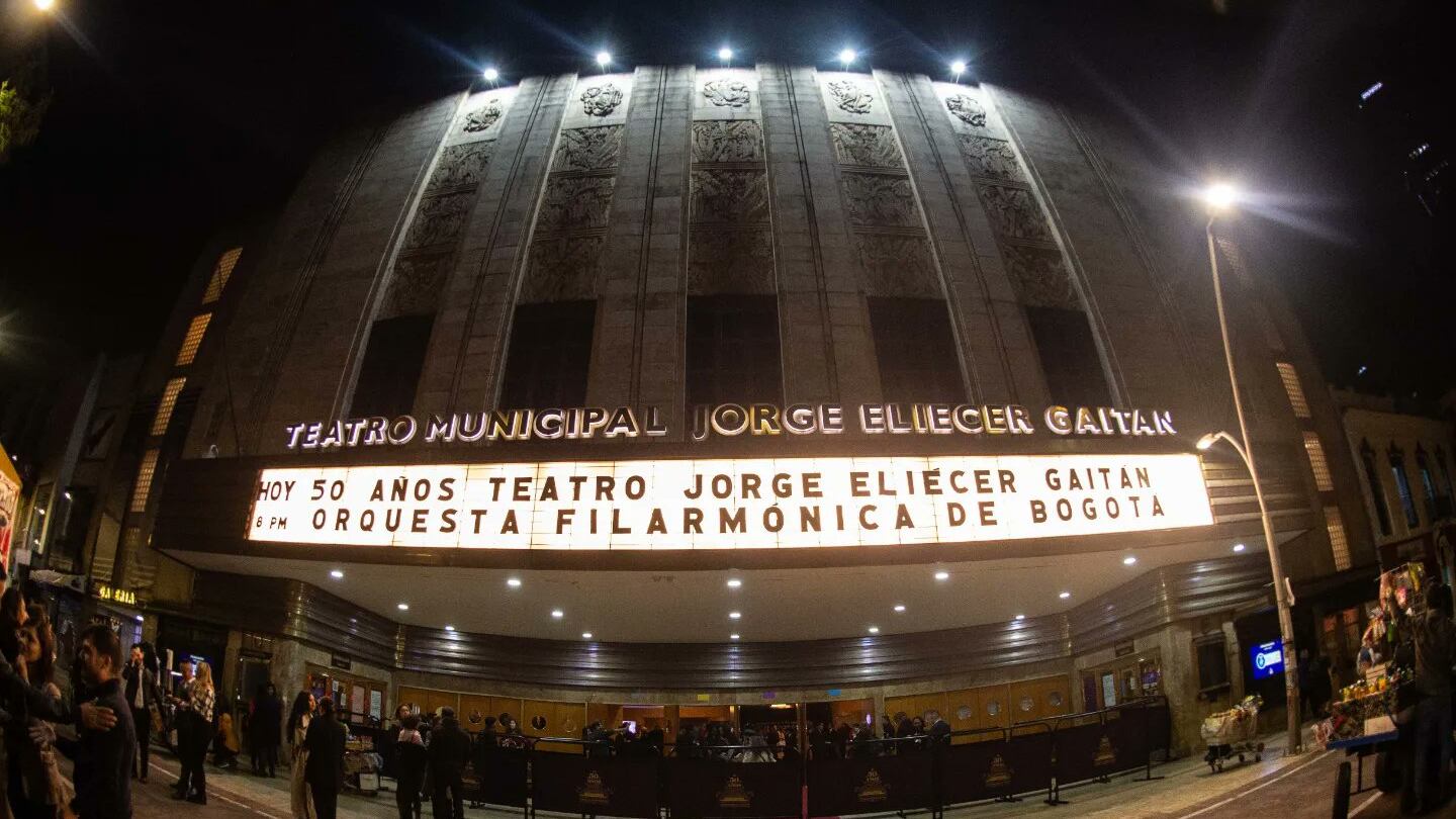 Posando al lado de Santiago Cruz y empujando a personas, así "conviven" trabajadores del Jorge Eliecer Gaitán con fantasmas