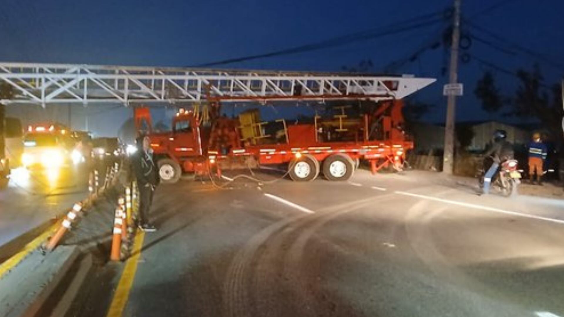 Camión atravesado en Funza a la altura de Siberia.