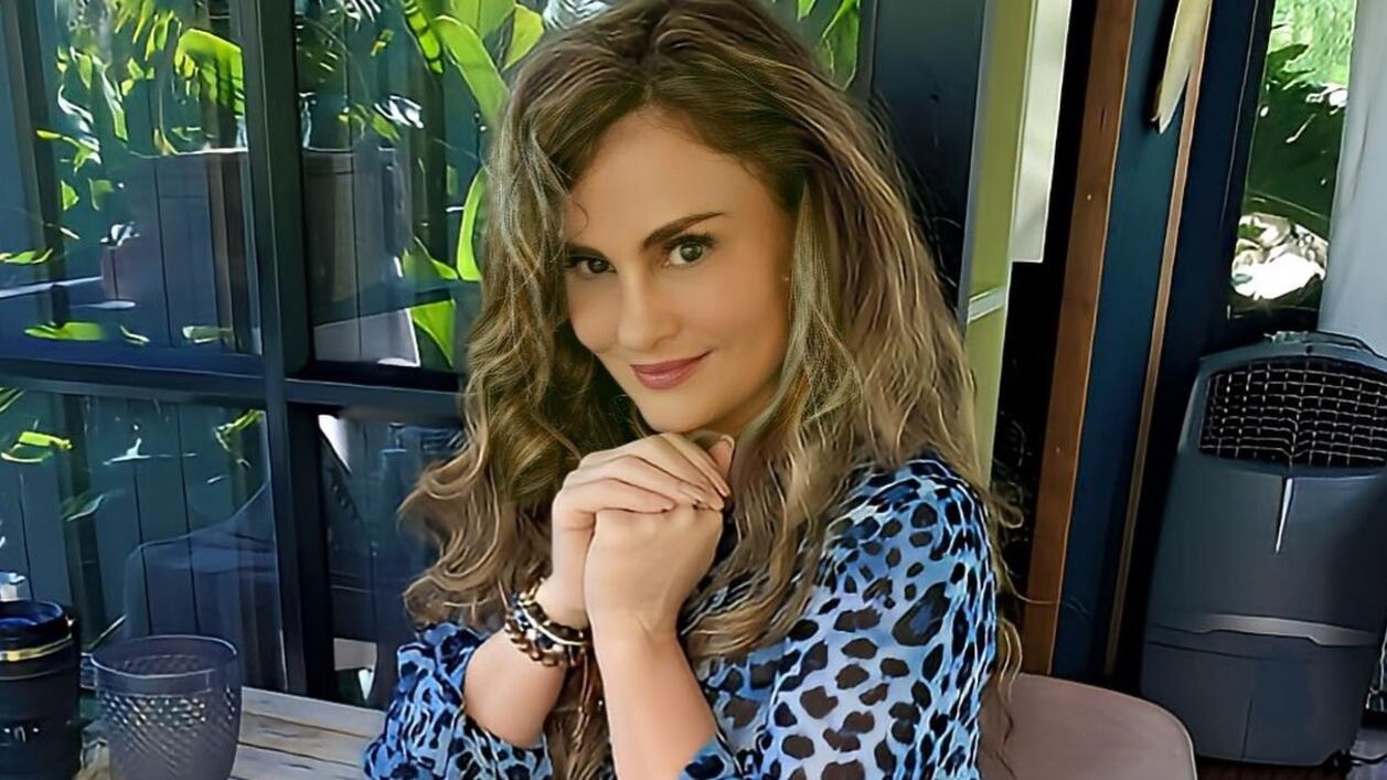 De manera sensual y con uno de sus videos Aura Cristina Geithner ha usado el estilo femme fatale para enviar su mensaje a los hombres.