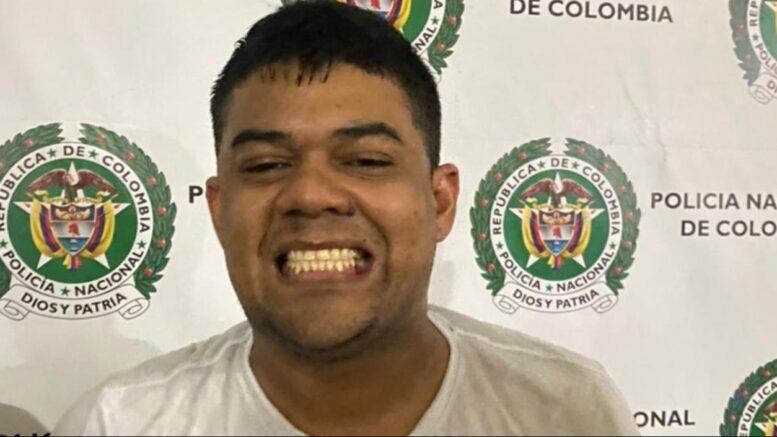 Policía capturado por robo de una camioneta en Barranquilla.