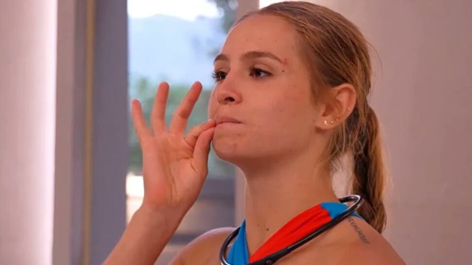 Darlyn del ‘Desafío XX’ reaccionó de mala manera al chaleco que le envió Omega a uno de los hombres y los televidentes le recordaron que hizo lo mismo.