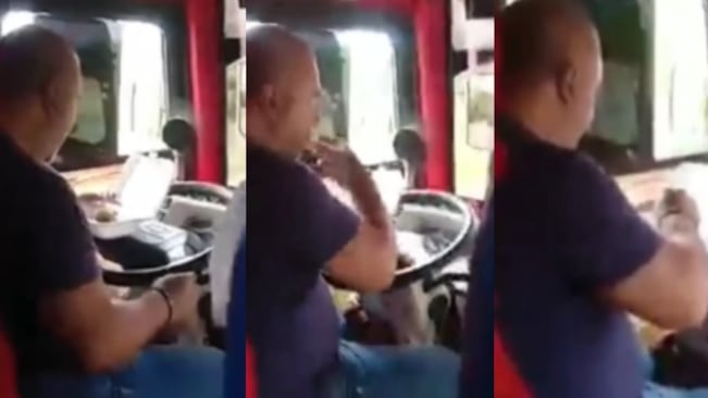 Graban a conductor de un bus que almorzó y manejó al mismo tiempo.