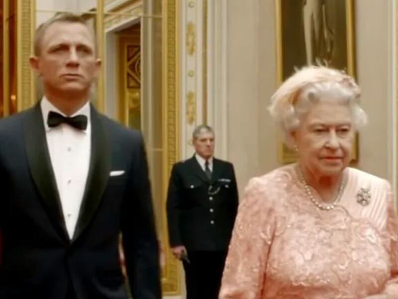 El día que James Bond escoltó a la Reina Isabel II
