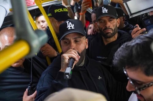 Nicky Jam sorprende en TransMilenio: el cantante recorrió Bogotá en bus previo a su show en el Campín