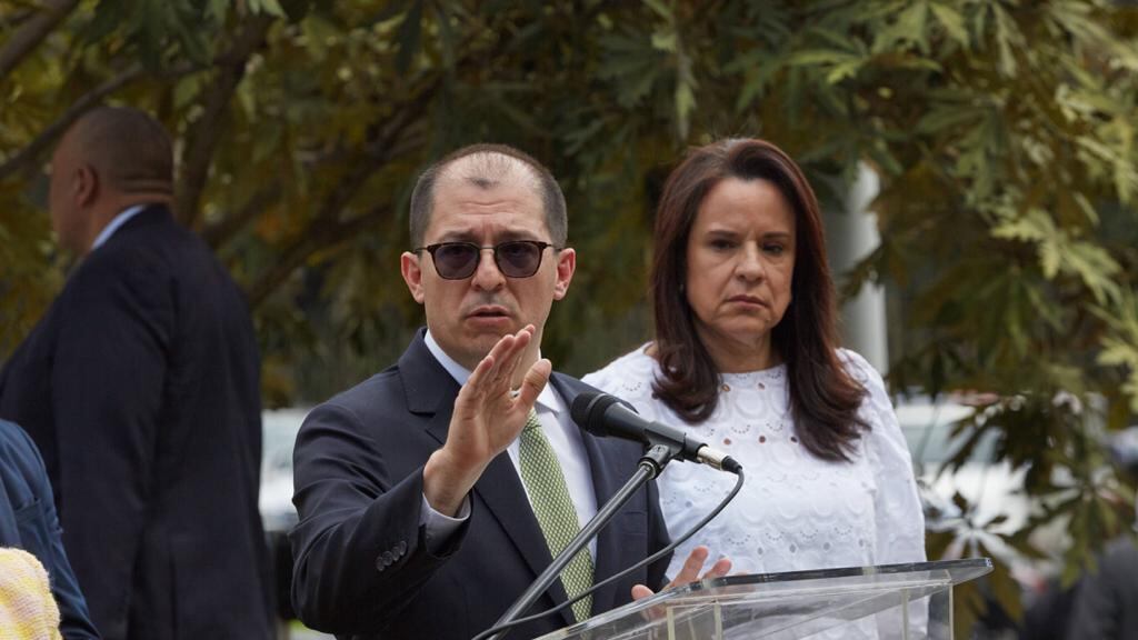 "Temen que los asesinen": fiscal Barbosa sacará a su familia del país tras pelea con Petro