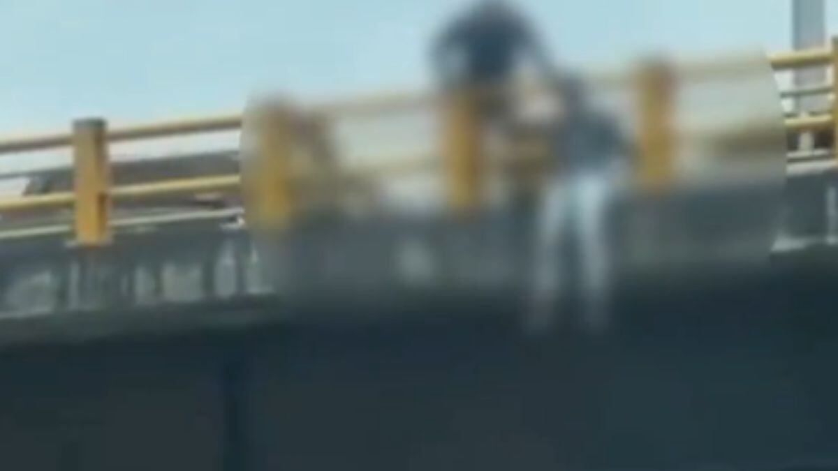 Policías ayudaron a hombre que intentaba lanzarse de puente en el sur de Cali.