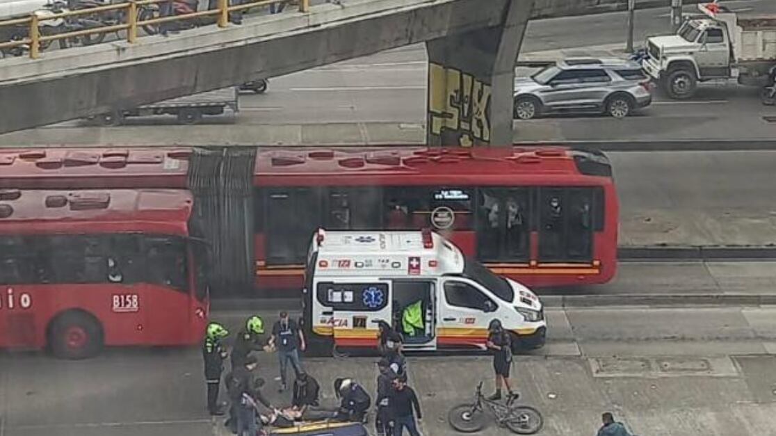 Carrera 30 con Calle 45 en Bogotá. Motociclista cayó del puente