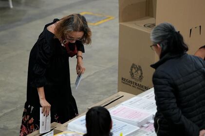 Imágenes de la jornada electoral en Antioquia: ciudadanos votando, jurados de mesa, puestos de votación y el conteo de votos al cierre de las urnas.
