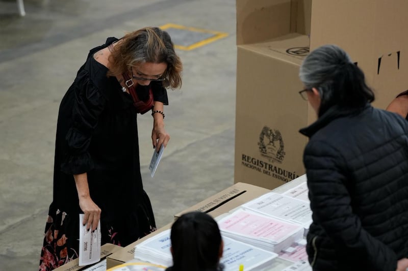 Imágenes de la jornada electoral en Antioquia: ciudadanos votando, jurados de mesa, puestos de votación y el conteo de votos al cierre de las urnas.