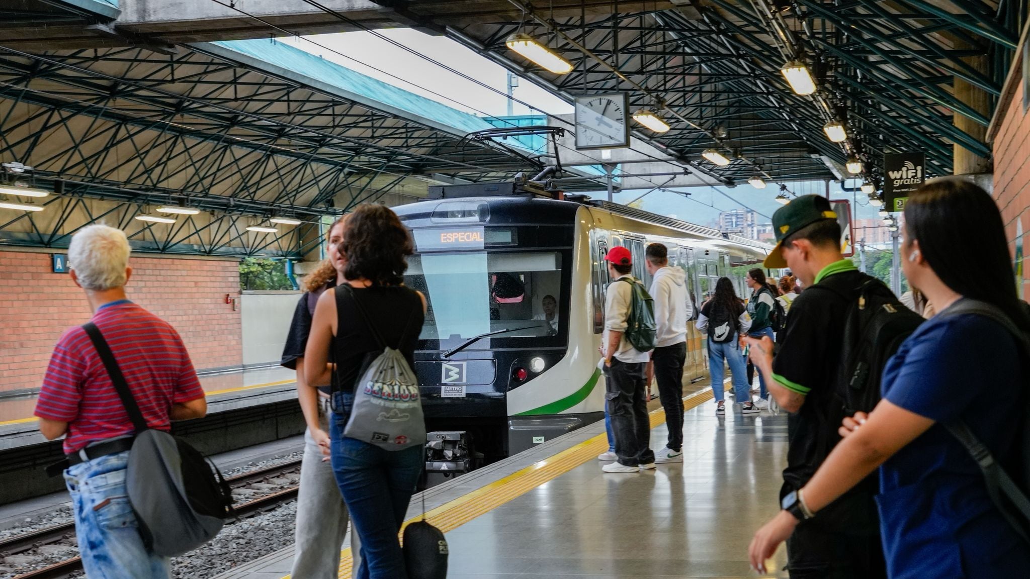 Daño en los rieles del Metro de Medellín.