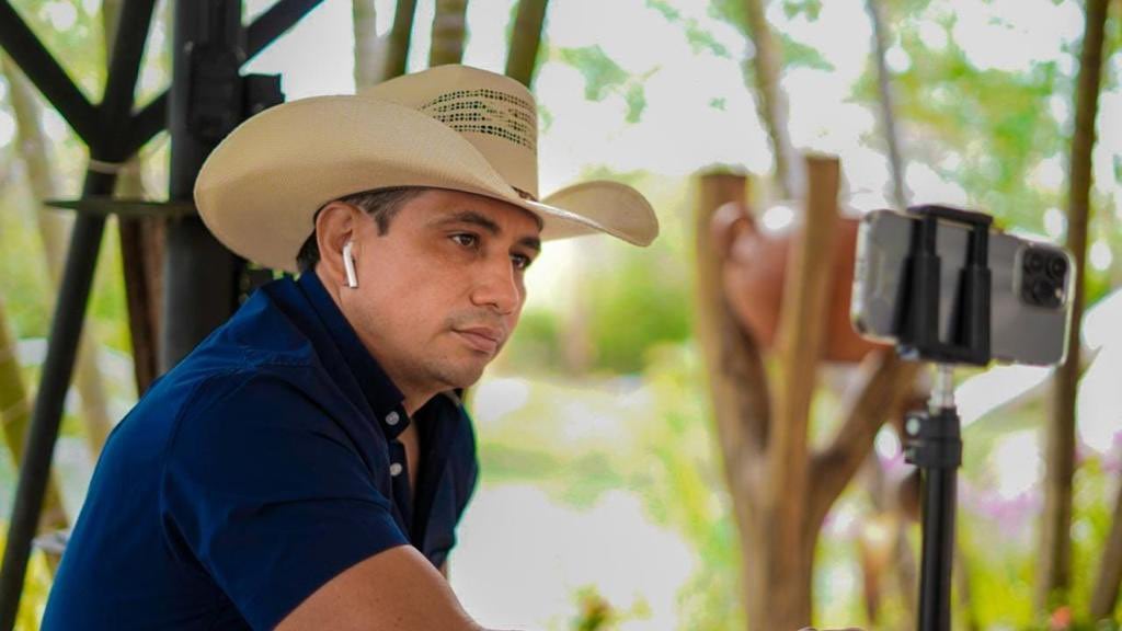 Alirio Barrera llegó a caballo al Congreso