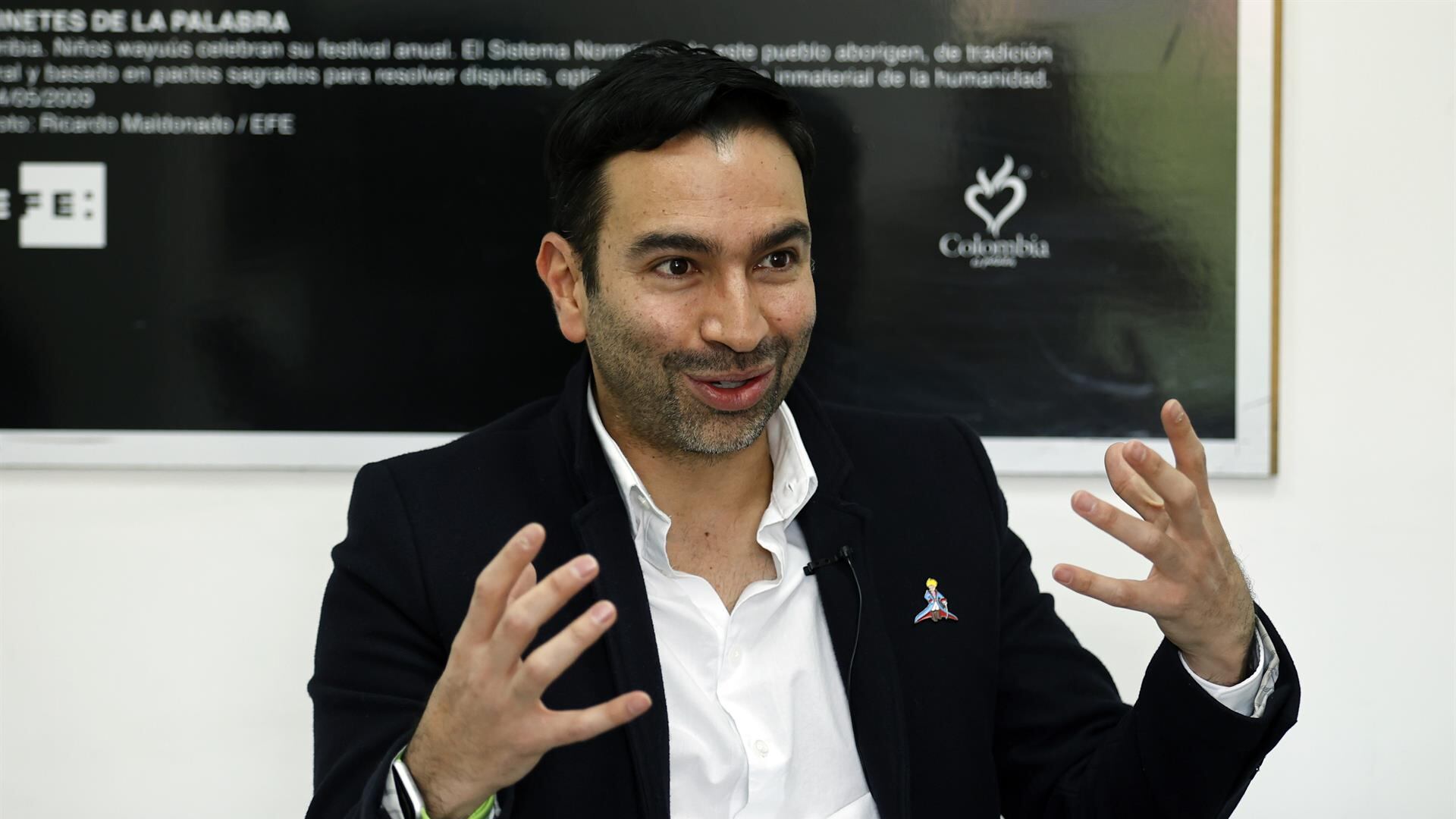 Entrevista en EFE a Mauricio Toro, cuando era congresista colombiano.