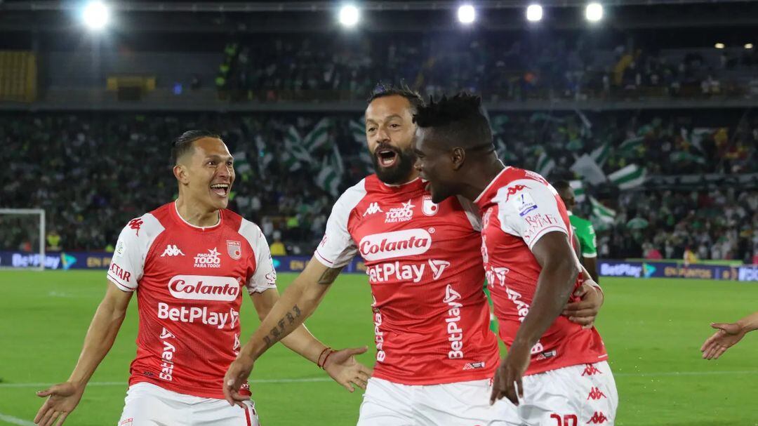 Wendy Castillo y la foto de la polémica con los jugadores de Santa Fe