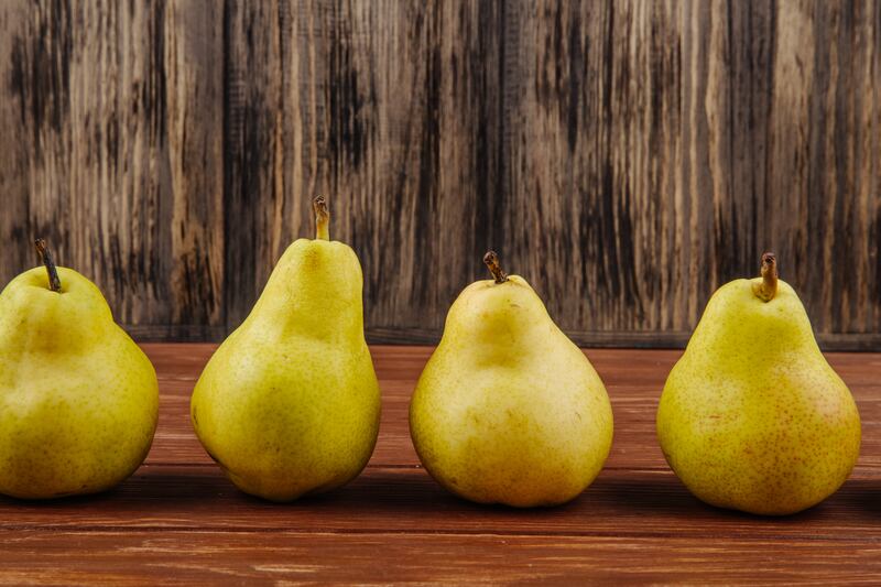 Las peras ayudan a combatir el estreñimiento, a regular el azúcar en la sangre y a favorecer la pérdida de peso, entre otros beneficios para la salud. Foto: Freepik.
