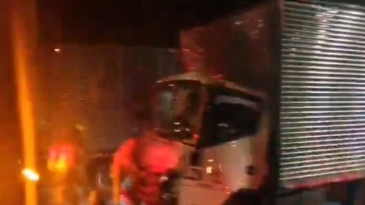 Foto accidente vial en Bogotá entre tractocamión y camión genera afectaciones en la calle 80.