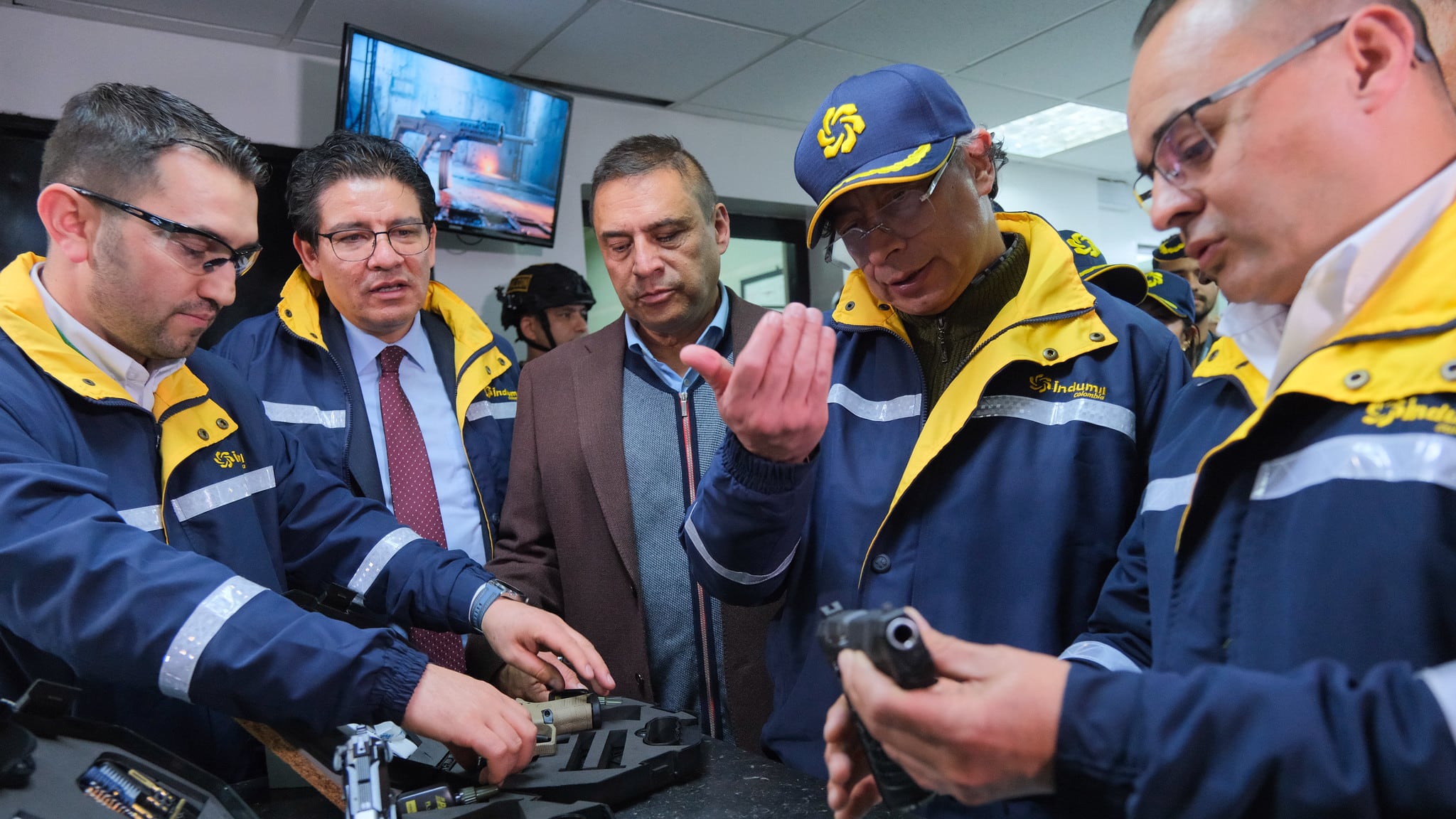 Petro lanzó el Fusil Jaguar, un arma 100% colombiana.