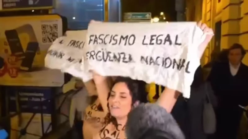Feministas que protestaban desnudas denuncian agresión sexual por parte de un hombre: Videos muestran el ataque
