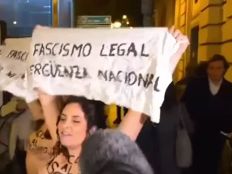Feministas que protestaban desnudas denuncian agresión sexual por parte de un hombre: Videos muestran el ataque