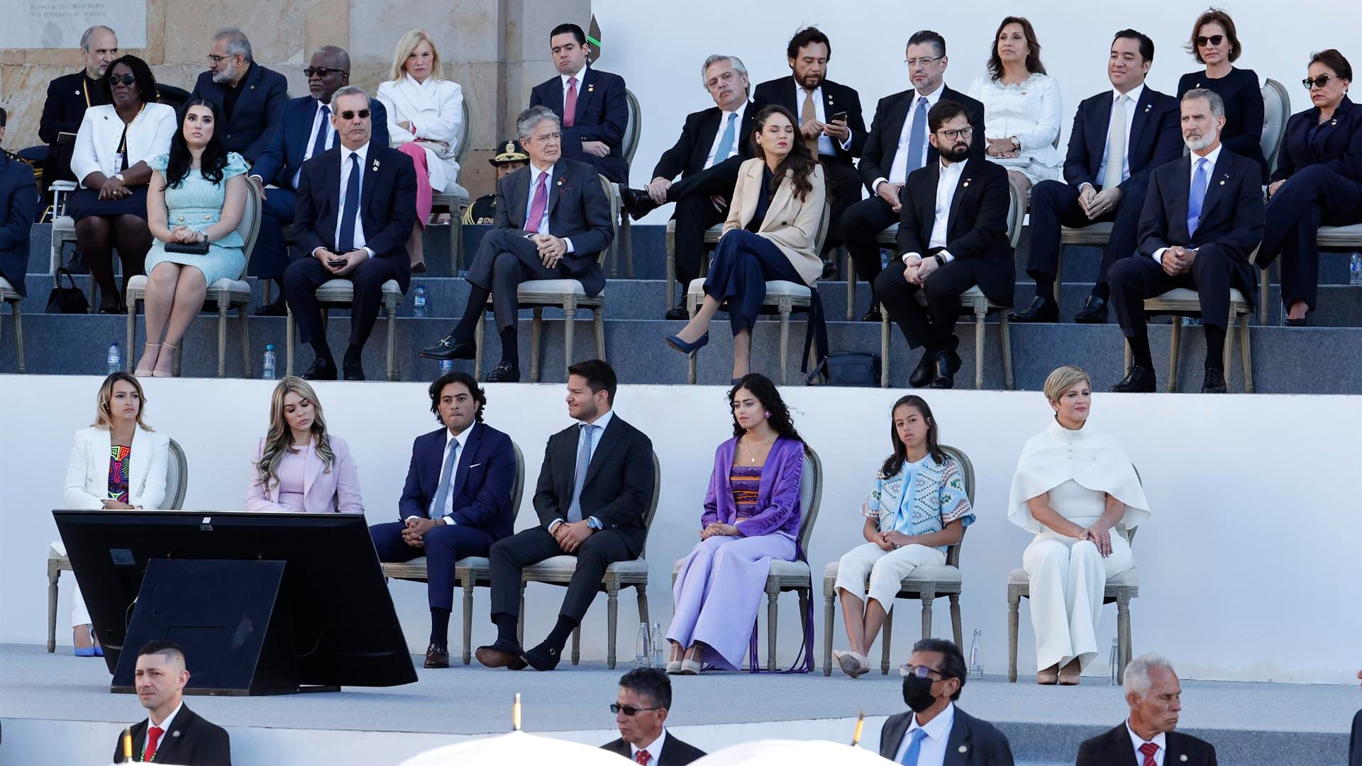 Fotografía de la familia del presidente de Colombia, Gustavo Petro, y mandatarios durante la investidura hoy, en la Plaza Bolívar de Bogotá (Colombia).
