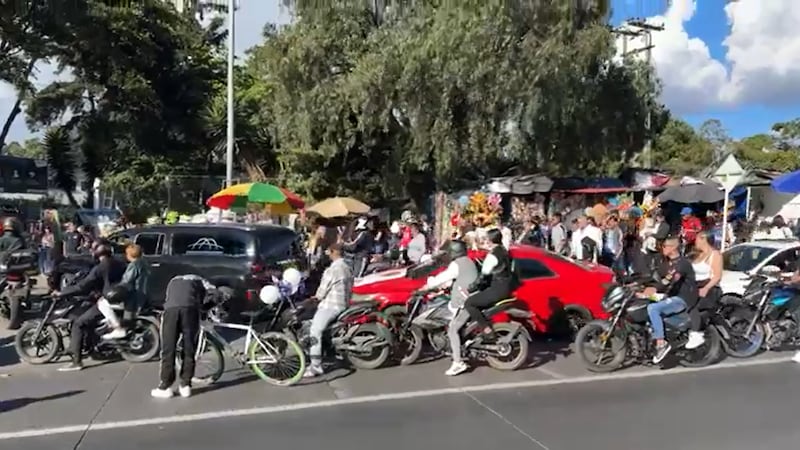 A enorme trancón en la Autopista Sur se le sumaron caravanas fúnebres: así va la movilidad este 28 de diciembre