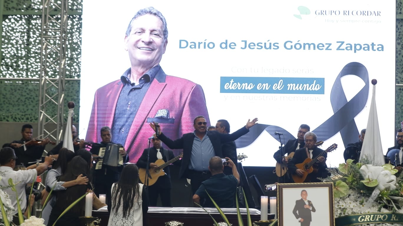 Cientos de personas llegaron hasta el coliseo Yesid Santos, en Medellín, para darle el último adiós al Rey del Despecho, Darío Gómez.