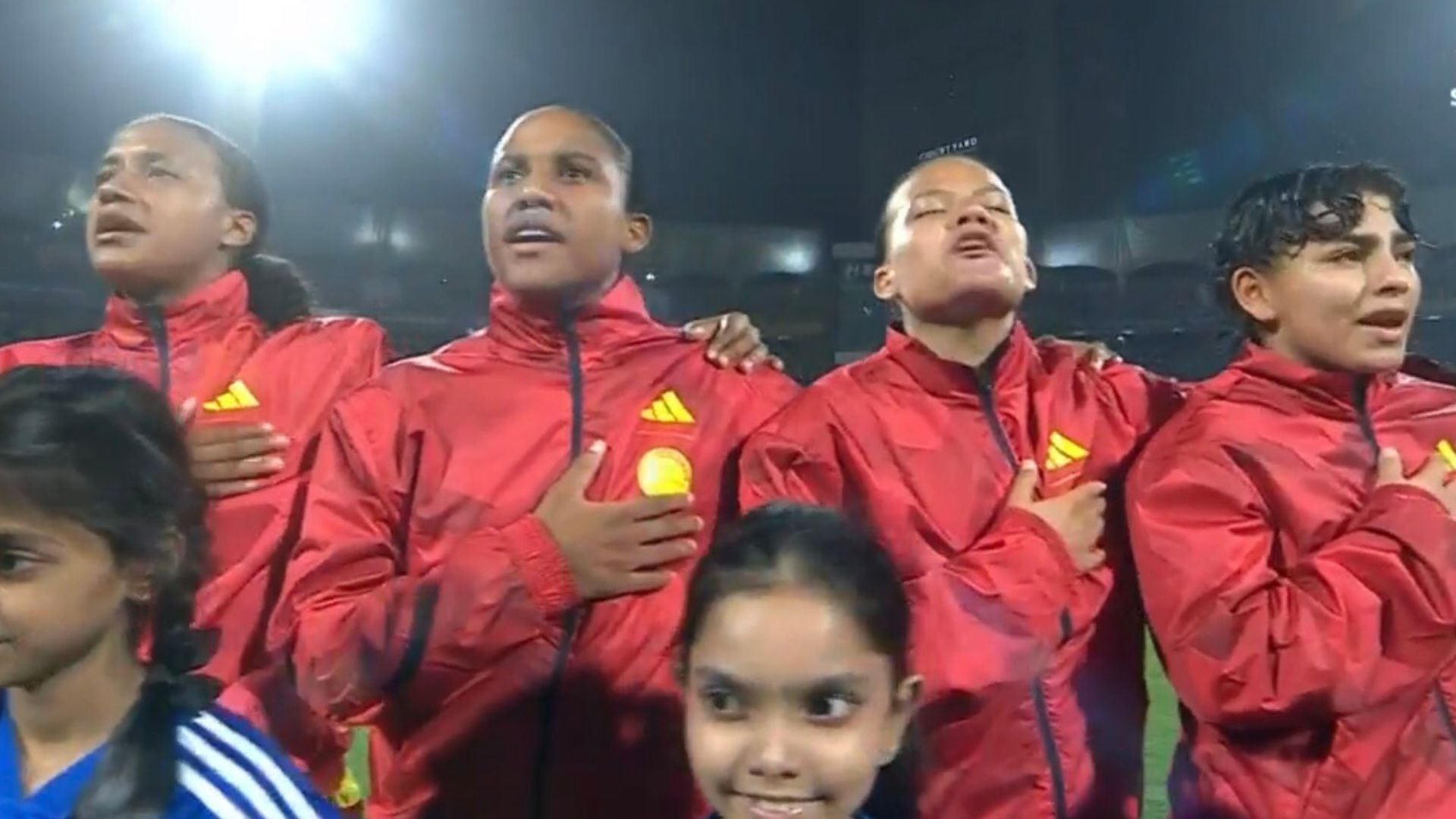 Emocionante el sonido del himno de Colombia en la final del Mundial de la India.