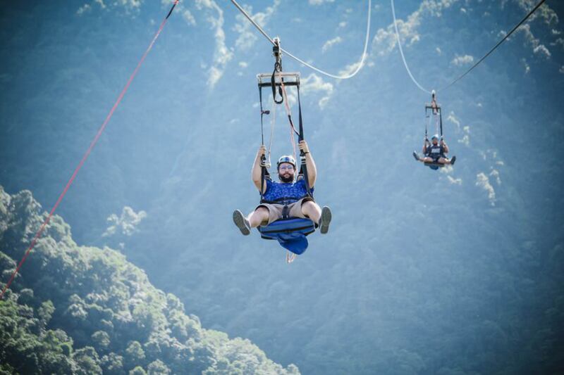 Hay una experiencia que nos permite volar por encima de océanos, selvas y hasta volcanes: estas son las tirolinas más espectaculares del mundo: la tirolesa.