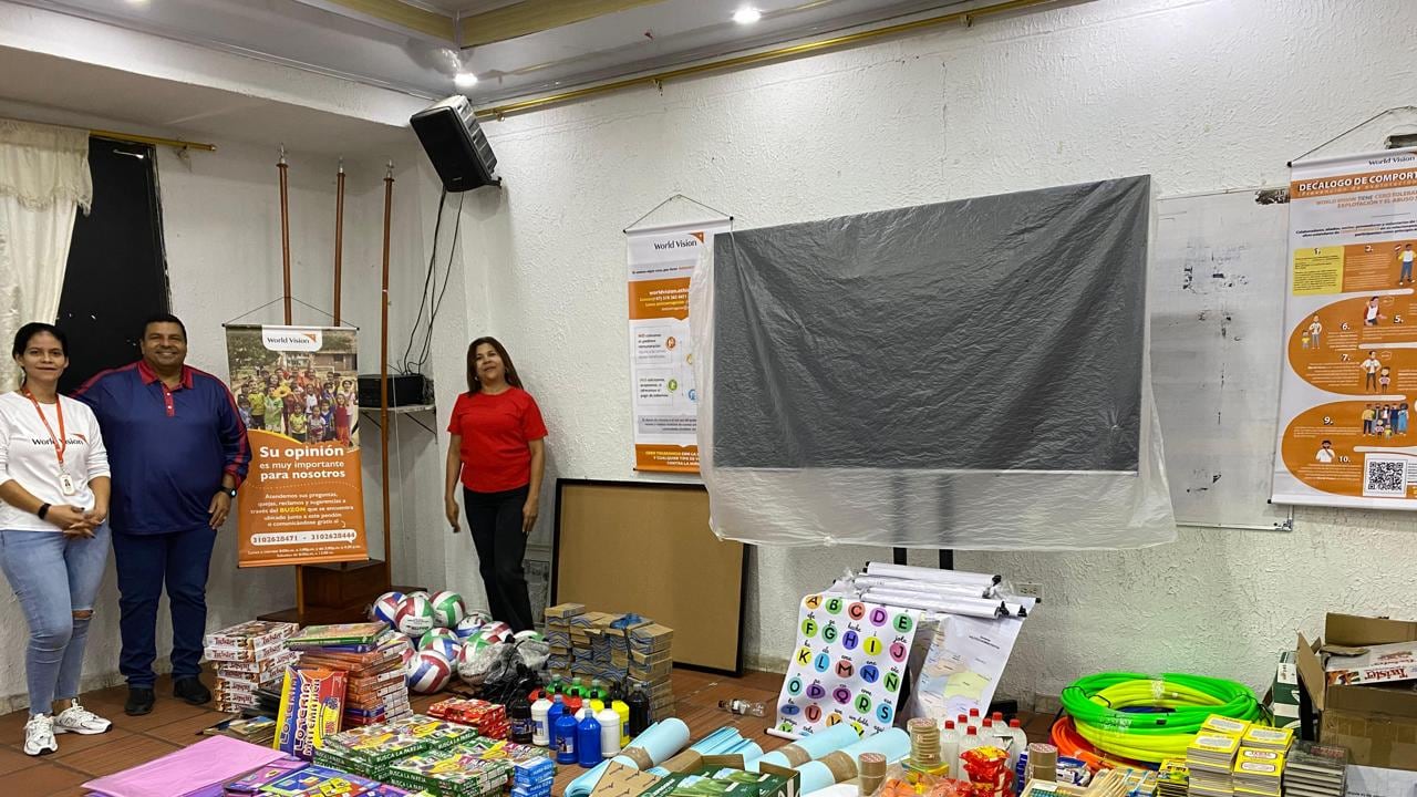 Foto maletas pedagógicas llegan a Maicao, La Guajira para garantizar que niños migrantes no abandonen la escuela.