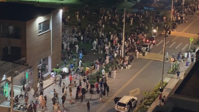 Imagen de las personas evacuando edificios por el temblor de esta madrugada.
