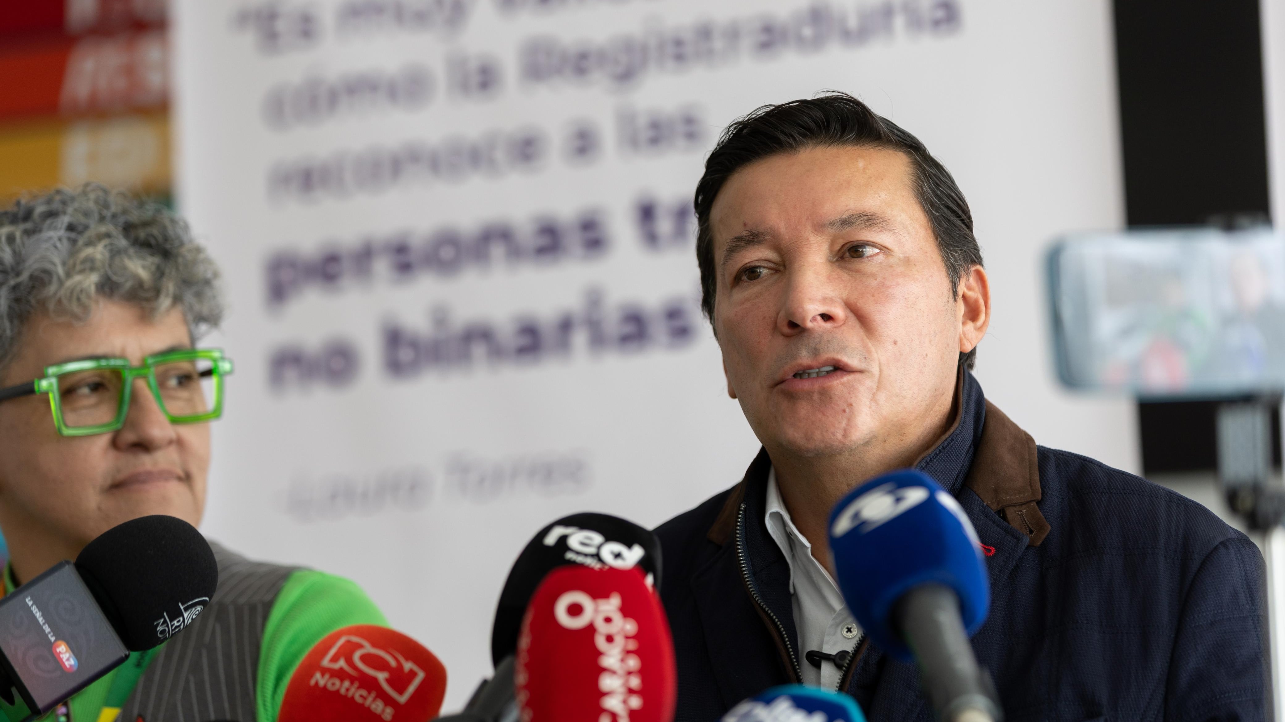 Para garantizar el derecho a la identificación de las personas no binarias y trans, la Registraduría Nacional del Estado Civil fortaleció la solución integral de registro civil e identificación con la inclusión de las categorías ‘no binario’ (NB) y ‘trans’ (T) en el campo ‘sexo’ de los registros civiles, las tarjetas de identidad y las cédulas de ciudadanía