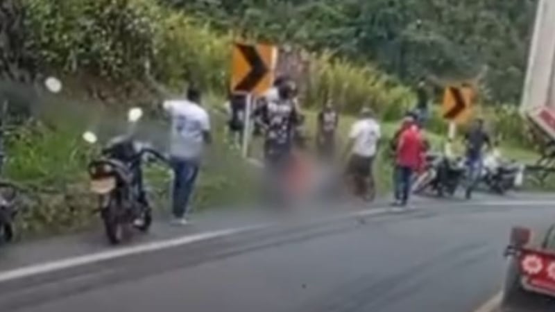 Tragedia en la vía a Buenaventura: padre e hijo mueren tras fuerte choque con un tractocamión en Dagua