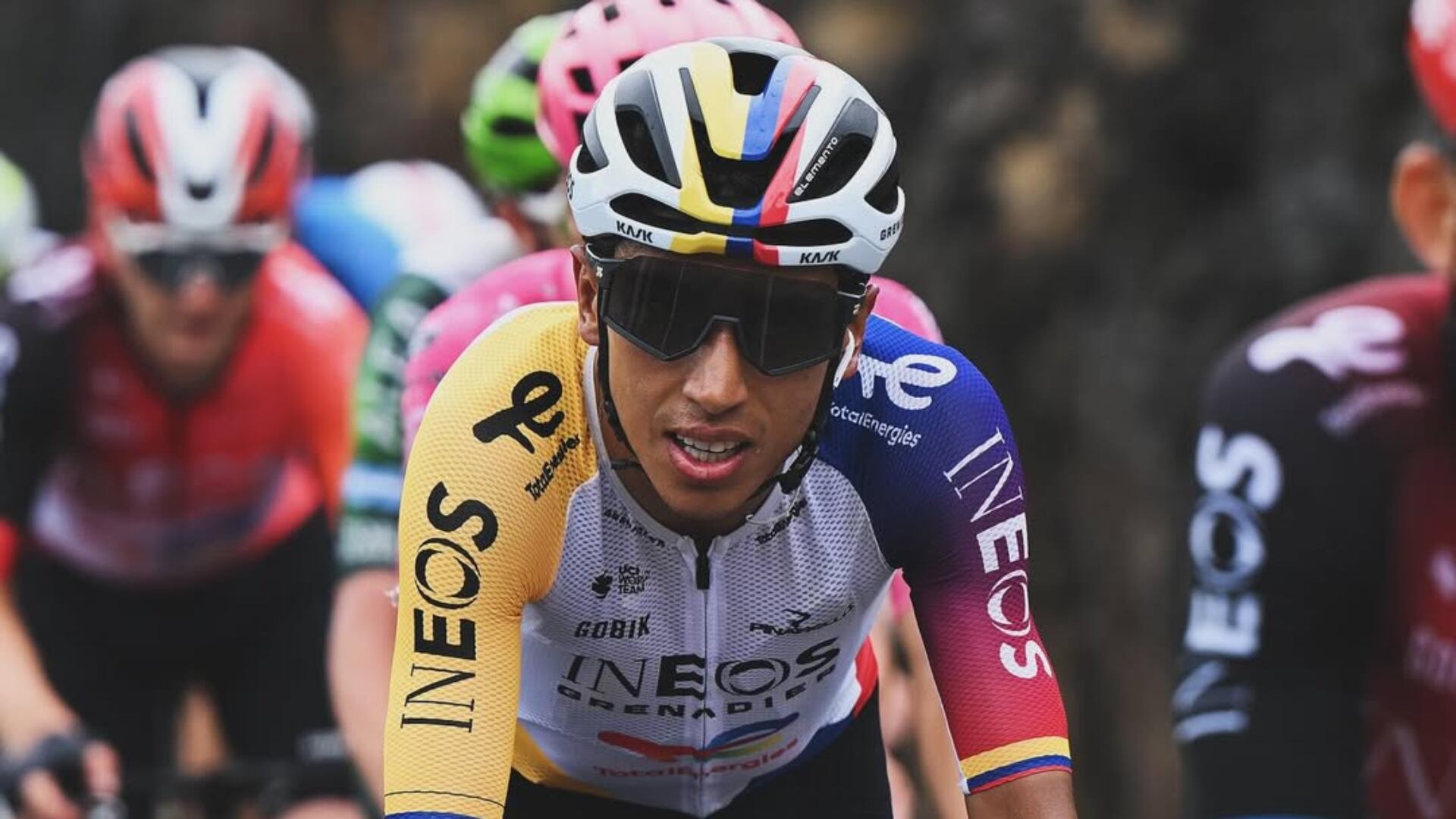 Se acortó la etapa por protestas y Egan Bernal aprovechó para quedarse con la victoria