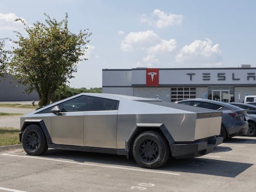 Robo a Tesla en Cali quedó grabado: sistema del carro captó el rostro del ladrón