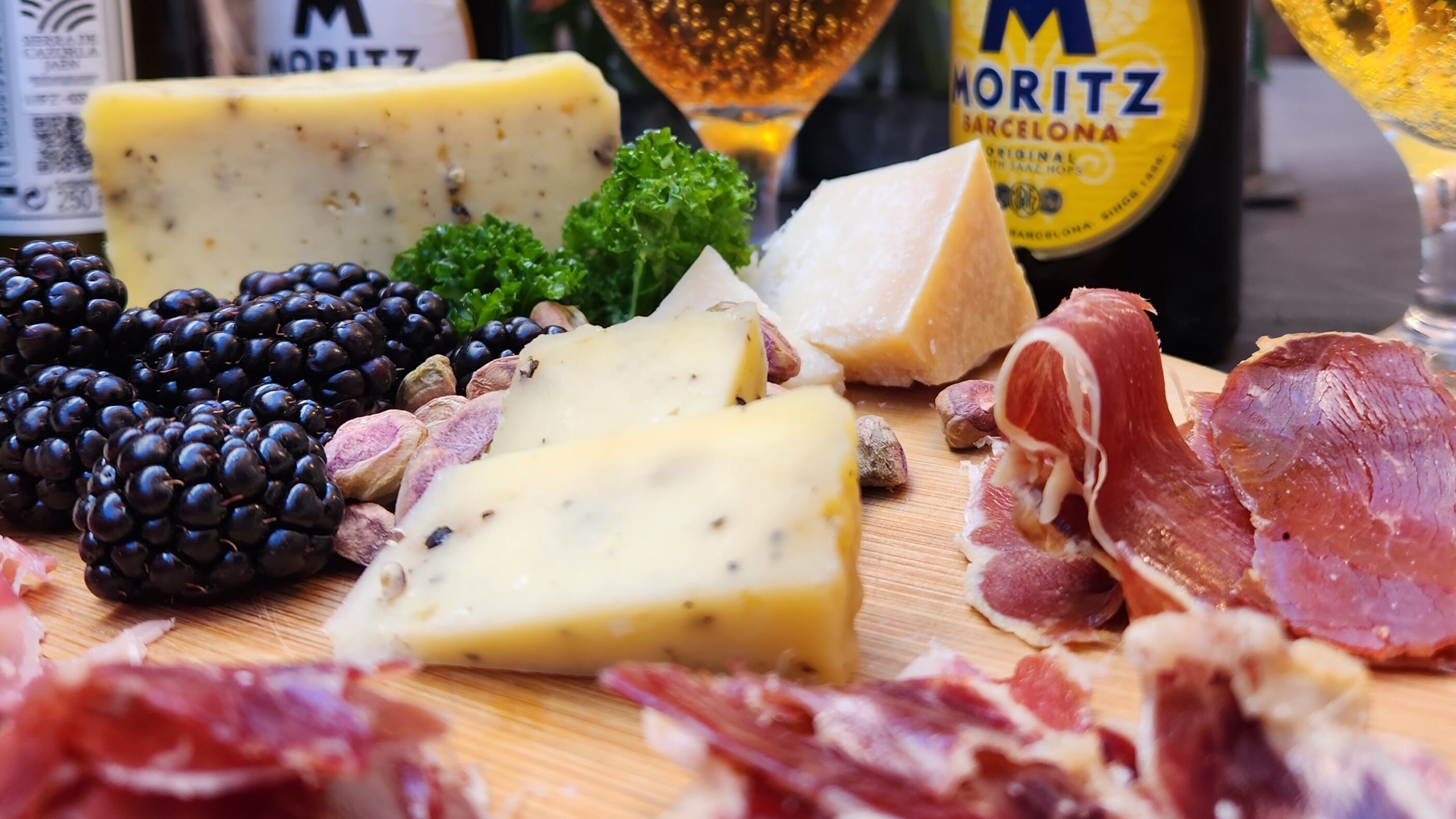 Una de las mejores expresiones del arte en la cocina que además se suma al altísimo nivel de gustosidad al que puede llegar su artista para llegar a conservar de la manera más natural un alimento, es un jamón ibérico