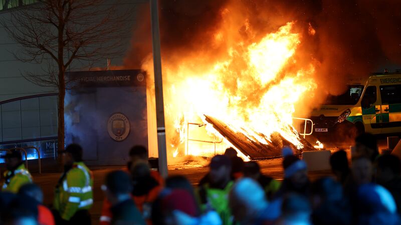 Evacuan a aficionados de Manchester City y Brujas por incendio afuera del Etihad Stadium