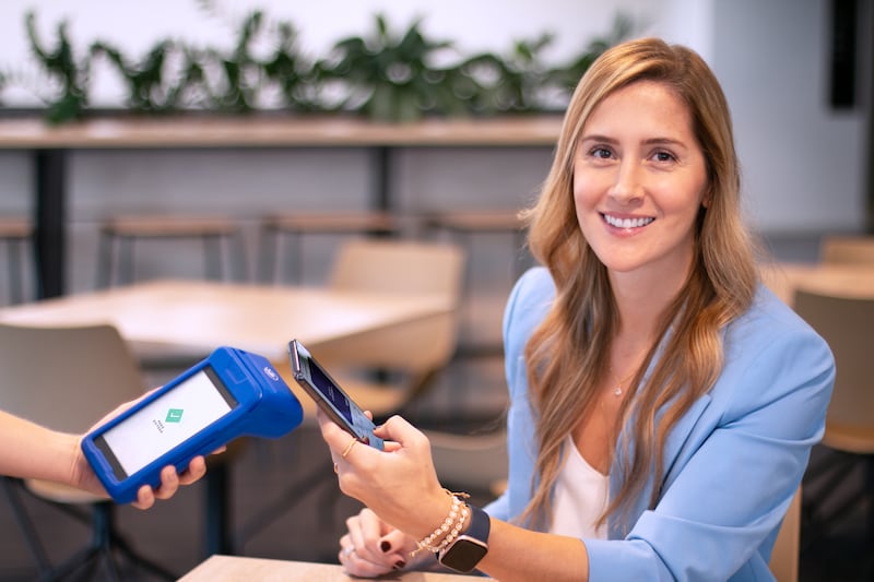 Nequi y Visa presentan la función de pago sin contacto con su tarjeta digital y desde dispositivos móviles, para facilitar la cotidianidad de los usuarios.