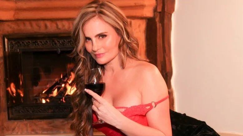 Con un divertido audio la espectacular actriz y cantante Aura Cristina Geithner pidió a los hombres mayores que dejen de buscar niñas.