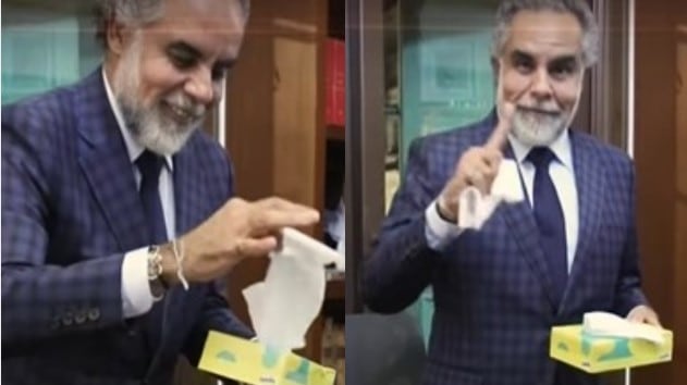 Foto reacción del ministro del interior Armando Benedetti mostrando un kleenex como respuesta de detractores por visita de Petro a Trump.